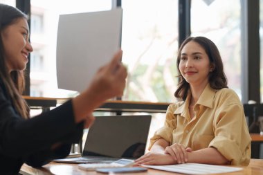 Asya iş adamları ofiste analiz ve araştırma yapar, karları analiz eder. Muhasebeci mali durumun durumunu kontrol ediyor.