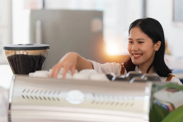 Ασιάτης Ιδιοκτήτης Καφέ Barista Χαμογελώντας Εργασίας Μηχανή Καφέ Γυναίκα Ιδιοκτήτης — Φωτογραφία Αρχείου