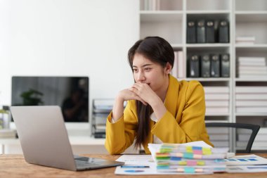 Genç iş kadınlarıyla son teslim tarihi. Stresli bir konsept. Ofiste çalışan iş kadını, iş finans kavramı.