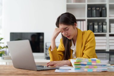 Genç iş kadınlarıyla son teslim tarihi. Stresli bir konsept. Ofiste çalışan iş kadını, iş finans kavramı.