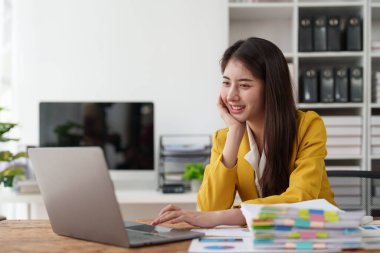 Asya İşletmeleri çalışanı ofiste analiz ve araştırma yapar, karları analiz eder. Muhasebeci mali durumun durumunu kontrol ediyor.