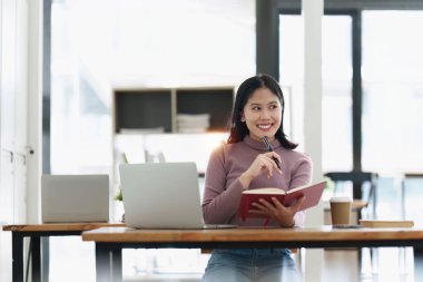 Üniversitede sınıfta okuyan genç bir öğrenci. Arka planda çalışan bir öğrenci. Eğitim, okul konseptine dönüş.