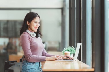 Kafede dizüstü bilgisayar kullanan genç bir kadının portresi, bir kafede dizüstü bilgisayarda çalışan bir iş adamı..