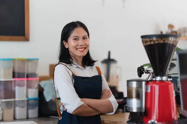 Propietario Café Asiático Barista Pie Con Una Sonrisa Cafetería Mujer — Foto de Stock