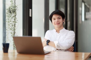 Bilgisayarda çalışan ve belge, vergi, takas, araştırma, muhasebe ve mali danışman konsepti üzerinde çalışan muhasebeci.