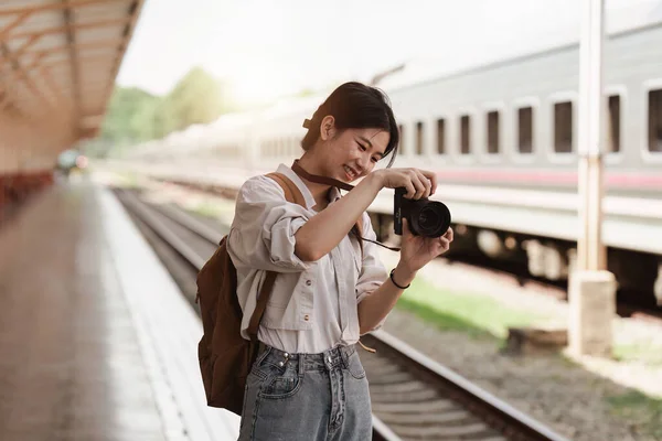Azjatycki Turysta Backpacker Podróżować Dworcu Kolejowym Turystyka Podróże Latem — Zdjęcie stockowe