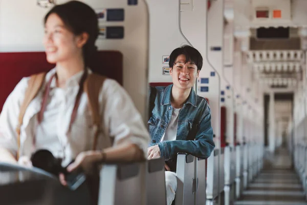 Azjatycki Turysta Backpacker Podróżować Dworcu Kolejowym Turystyka Podróże Latem — Zdjęcie stockowe