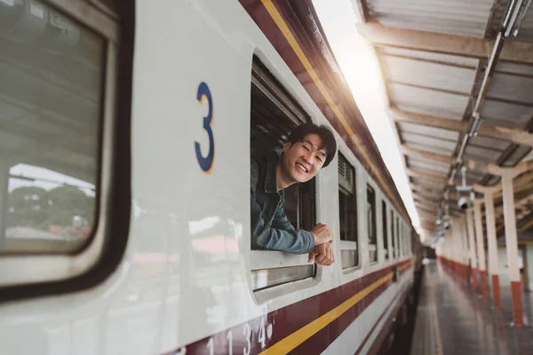 Asiatico Turista Persona Zaino Spalla Viaggiare Stazione Ferroviaria — Foto Stock