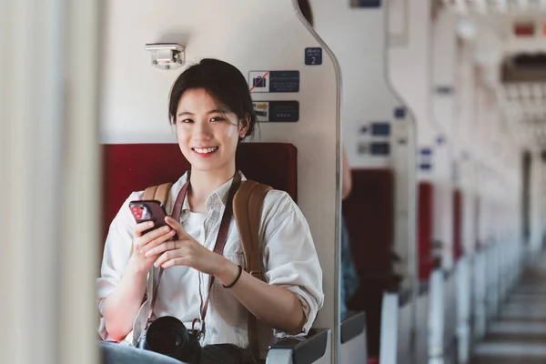 Azjatycka Osoba Turystyczna Backpacker Podróżować Stacji Kolejowej Pomocą Telefonu Komórkowego — Zdjęcie stockowe