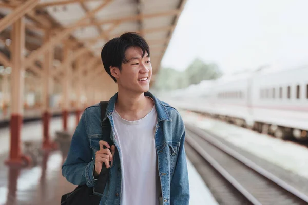 아시아인 관광객은 기차역으로 여행을 여행자이다 — 스톡 사진