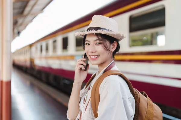 Asian Tourist Person Backpacker Travel Train Station Tourism Travel Summer — Stock Photo, Image