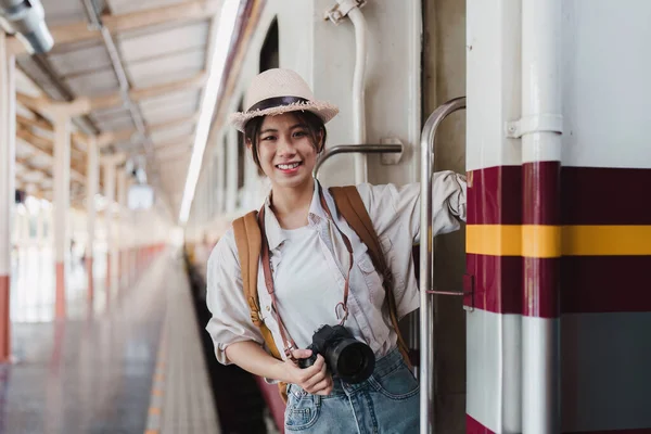 Aziatisch Toerist Backpacker Reizen Het Treinstation — Stockfoto