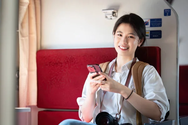Azjatycka Osoba Turystyczna Backpacker Podróżować Stacji Kolejowej Pomocą Telefonu Komórkowego — Zdjęcie stockowe
