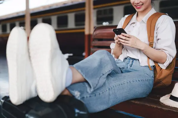 Asiatisk Turist Person Backpacker Att Resa Tågstationen Och Använda Mobiltelefon — Stockfoto