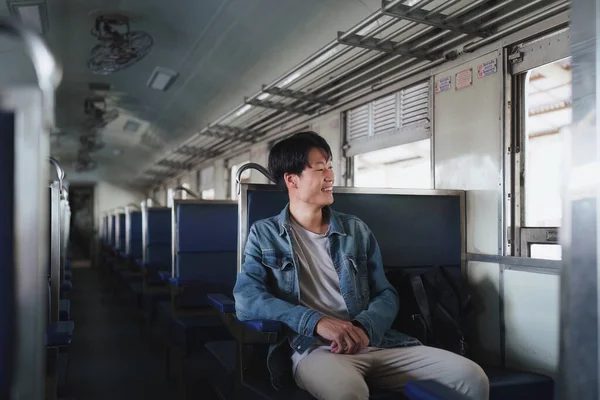 Turista Asiático Mochilero Para Viajar Estación Tren Turismo Viajes Verano — Foto de Stock