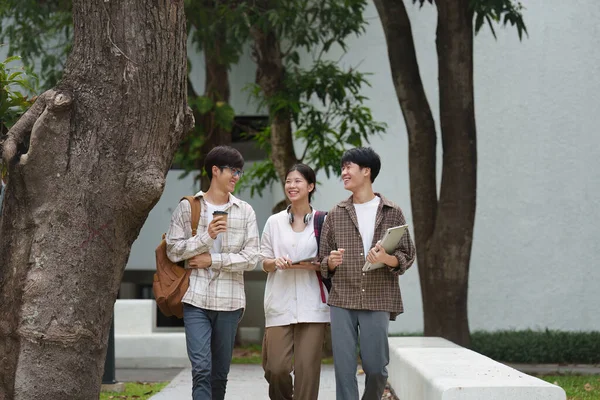 아름다운 아시아인젊은 대학생들 친구들 야외에 것이다 캠퍼스에서 일하고 대학생 — 스톡 사진