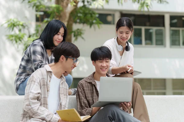 Bonito Jovem Asiático Estudante Universitário Com Amigos Livre Estudante Universitário — Fotografia de Stock