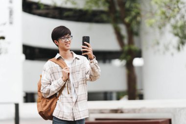Üniversitede öğrenmeye hazır güzel bir öğrencinin portresi. Eğitim, burs ve üniversitede mutlu ve gururlu erkek öğrenci..
