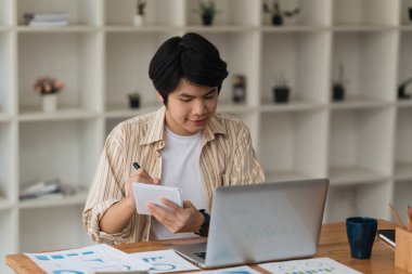 Bilgisayarda çalışan ve belge, vergi, takas, araştırma, muhasebe ve mali danışman konsepti üzerinde çalışan muhasebeci.