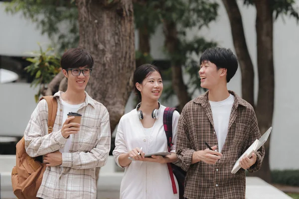 아름다운 아시아인젊은 대학생들 친구들 야외에 것이다 캠퍼스에서 일하고 대학생 — 스톡 사진