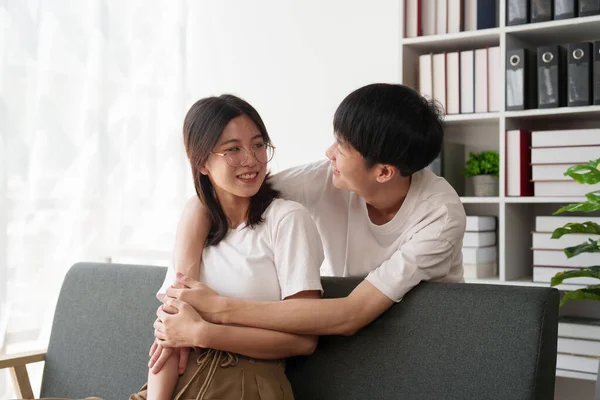 Prachtig Aziatisch Paar Verliefd Lachend Zittend Bank Morgens Romantisch Moment — Stockfoto