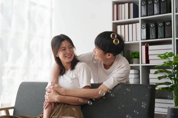 Piękna Azjatycka Para Zakochana Uśmiechnięta Siedząca Rano Kanapie Romantyczny Moment — Zdjęcie stockowe