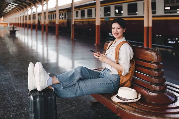 Aziatische Toerist Backpacker Reizen Het Station Met Behulp Van Mobiele — Stockfoto