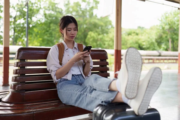 Asiatisk Turist Person Backpacker Att Resa Tågstationen Och Använda Mobiltelefon — Stockfoto