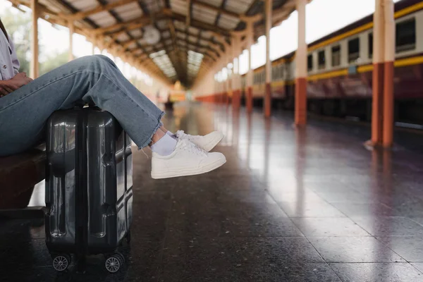 Ασιάτης Τουρίστας Backpacker Πρόσωπο Για Ταξιδέψει Στο Σιδηροδρομικό Σταθμό Τουρισμός — Φωτογραφία Αρχείου