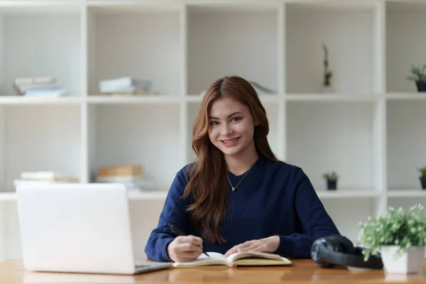 Vacker Ung Asiatisk Kvinna College Student Klassrummet Collegestudent Som Jobbar — Stockfoto