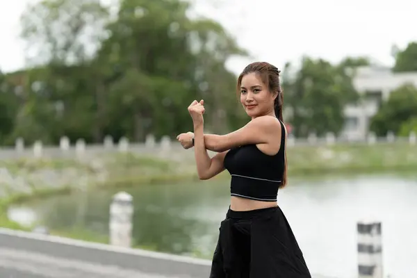 Zdrowa Azjatka Rozgrzewa Się Przed Joggingiem Świeżym Powietrzu Dziewczyna Fitnessu — Zdjęcie stockowe
