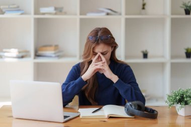 Üniversite kütüphanesinde sınav sınavına hazırlanan üzgün genç. Bunalımlı genç kız öğrenci. Okul konseptine dönüş.