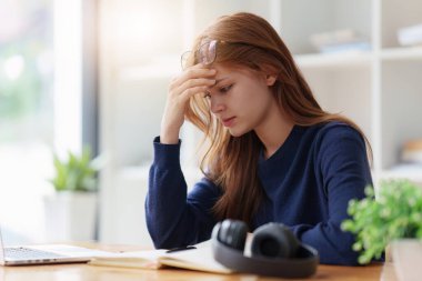 Üniversite kütüphanesinde sınav sınavına hazırlanan üzgün genç. Bunalımlı genç kız öğrenci. Okul konseptine dönüş.