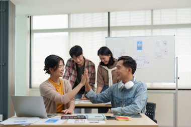 ux geliştirici ve ui tasarımcılarının beyin fırtınası kablo tasarımı. Yaratıcı dijital geliştirme ajansı.