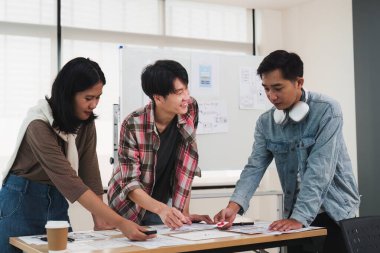 ux geliştirici ve ui tasarımcılarının beyin fırtınası kablo tasarımı. Yaratıcı dijital geliştirme ajansı.