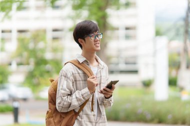 Üniversitede öğrenmeye hazır güzel bir öğrencinin portresi. Eğitim, burs ve üniversitede mutlu ve gururlu erkek öğrenci..