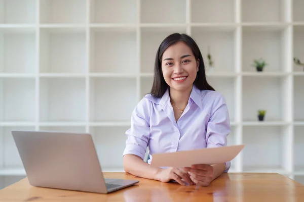 Asyalı Bir Kadın Çalışıyor Dizüstü Bilgisayar Kullanıyor Finans Şirketine Rapor — Stok fotoğraf