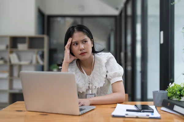 Stresowany Finansista Azjatka Pracuje Używa Laptopa Składa Raport Firmie Finansowej — Zdjęcie stockowe