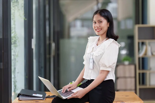 Financiero Una Mujer Asiática Trabaja Utiliza Ordenador Portátil Hace Informe —  Fotos de Stock