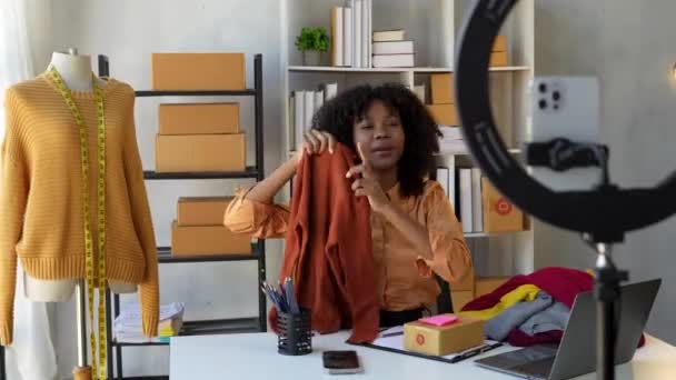 Schöne Afroamerikanerin Gründet Kleinunternehmen Eine Frau Arbeitet Von Hause Aus — Stockvideo