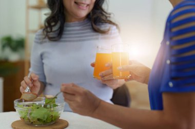 İki Asyalı yaşlı kadın evde sağlıklı yiyecekler yemekten hoşlanıyor..