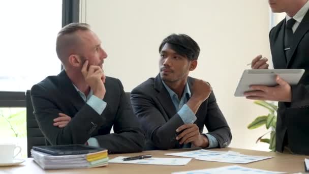 Alihkan Orang Orang Bisnis Multietnis Dalam Pertemuan Akuntan Melakukan Konsep — Stok Video