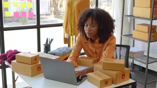 Όμορφη Αμερικανίδα Αφρικάνα Ξεκινάει Μια Μικρή Επιχείρηση Μια Γυναίκα Δουλεύει — Αρχείο Βίντεο