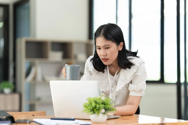 Finansiär Asiatisk Kvinna Arbetar Använder Bärbar Dator Gör Anmälan Till — Stockfoto