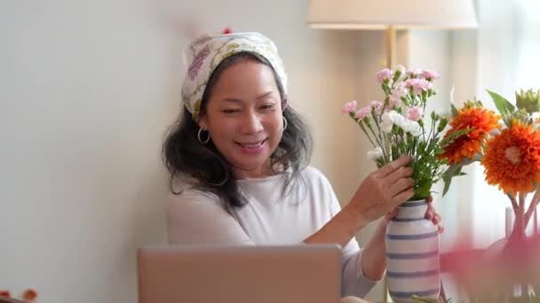 スタートアップ 中小企業 古い花屋は花瓶に花を置きます 高品質4K映像 — ストック動画