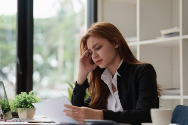 Genç iş kadınlarıyla son teslim tarihi. Stresli bir konsept. Ofiste çalışan iş kadını, iş finans kavramı.