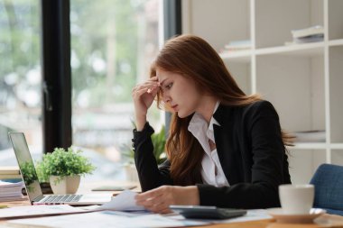 Genç iş kadınlarıyla son teslim tarihi. Stresli bir konsept. Ofiste çalışan iş kadını, iş finans kavramı.