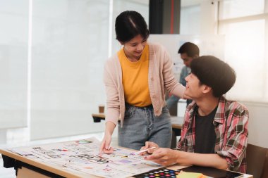 ux geliştirici ve ui tasarımcılarının beyin fırtınası kablo tasarımı. Yaratıcı dijital geliştirme ajansı.