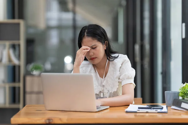 Stressed Financier Asian Woman Works Uses Laptop Makes Report Finance — Stock Photo, Image