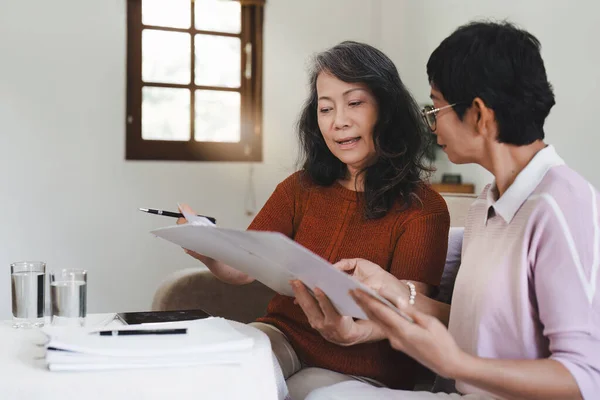 Försäkringsagent Erbjuda Äldre Kvinna Livförsäkring Alternativ Fastighetsmäklare Finansiell Rådgivare Försäkringsagent — Stockfoto